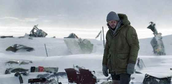 Liam Neeson and Dermot Mulroneyin The Grey