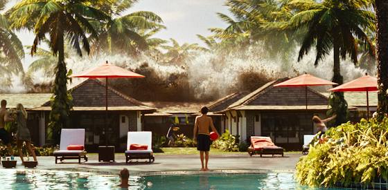 Ewan McGregor and Naomi Watts  in The Impossible