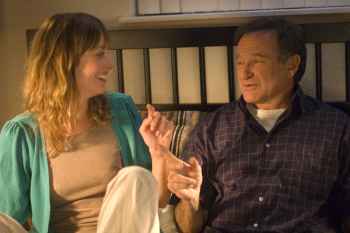Alexie Gilmore and Robin Williams in WORLD�S GREATEST DAD, a Magnolia Pictures release. Photo courtesy of Magnolia Pictures.