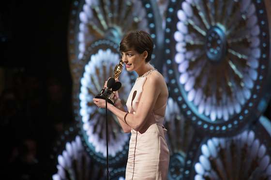 Anne Hathaway Apologizes for Last-Minute Dress Switch at Oscars