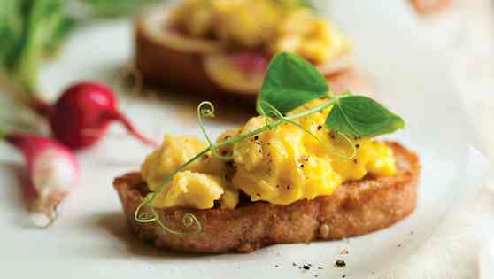 Breakfast Egg Crostini: Scrumptious Breakfast Bites Recipe