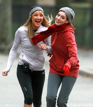 Kate Hudson & Anne Hathaway in a scene from the movie Bride Wars