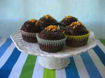 Chocolate Cupcakes with Almond Crunch Recipe