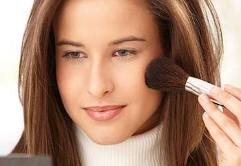 Simple Ways to Touch up Hair and Makeup