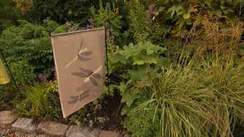 Garden flags are easy to make with lightweight nylon fabric. Decorative motifs inspired by your garden can be cut out and appliquéd