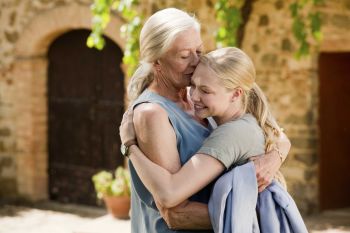 Amanda Seyfried & Vanessa Redgrave in the movie Letters to Juliet