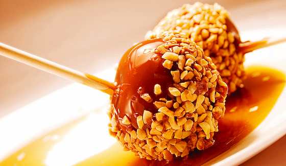 Old-Fashioned Halloween Treats: Caramel-Dipped Apples 