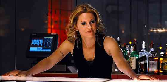 Chris Pine and Elizabeth Banks in People Like Us