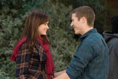 Alexis Bledel and Zach Gilford in the movie Post Grad