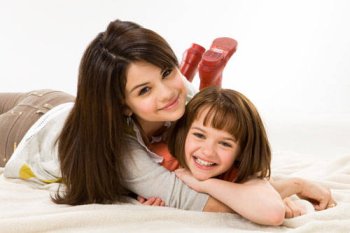 Joey King & Selena Gomez in the movie Ramona and Beezus