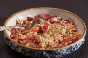 Strawberry and Rhubarb Crumble Dessert